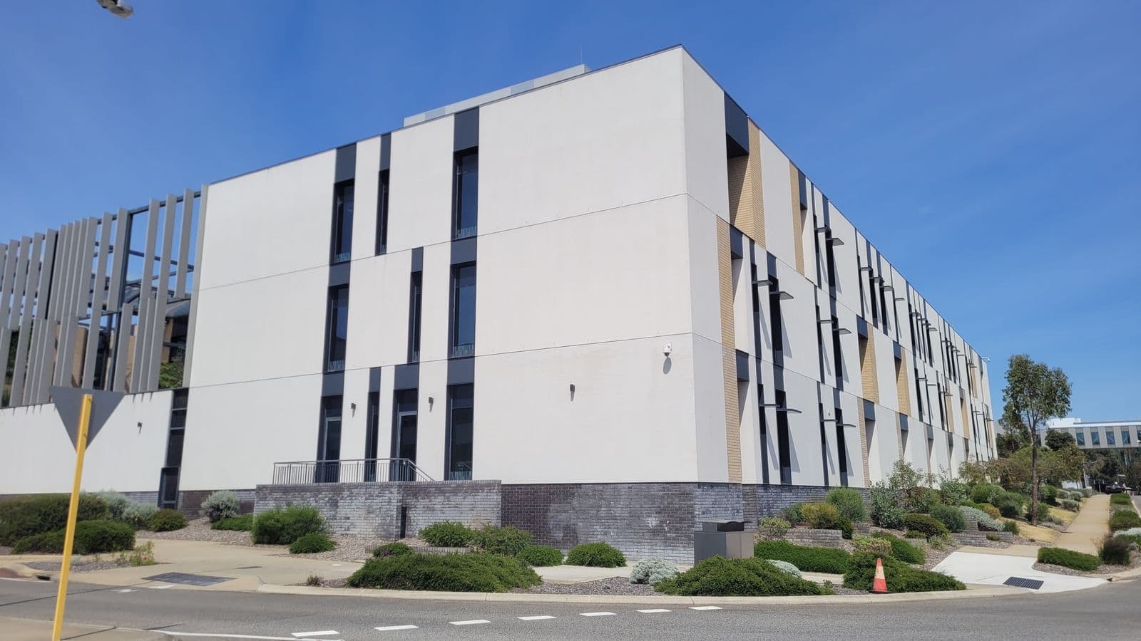 Fiona Stanley Hospital facade installation — view 5, Murdoch, WA — GreenLine Facades